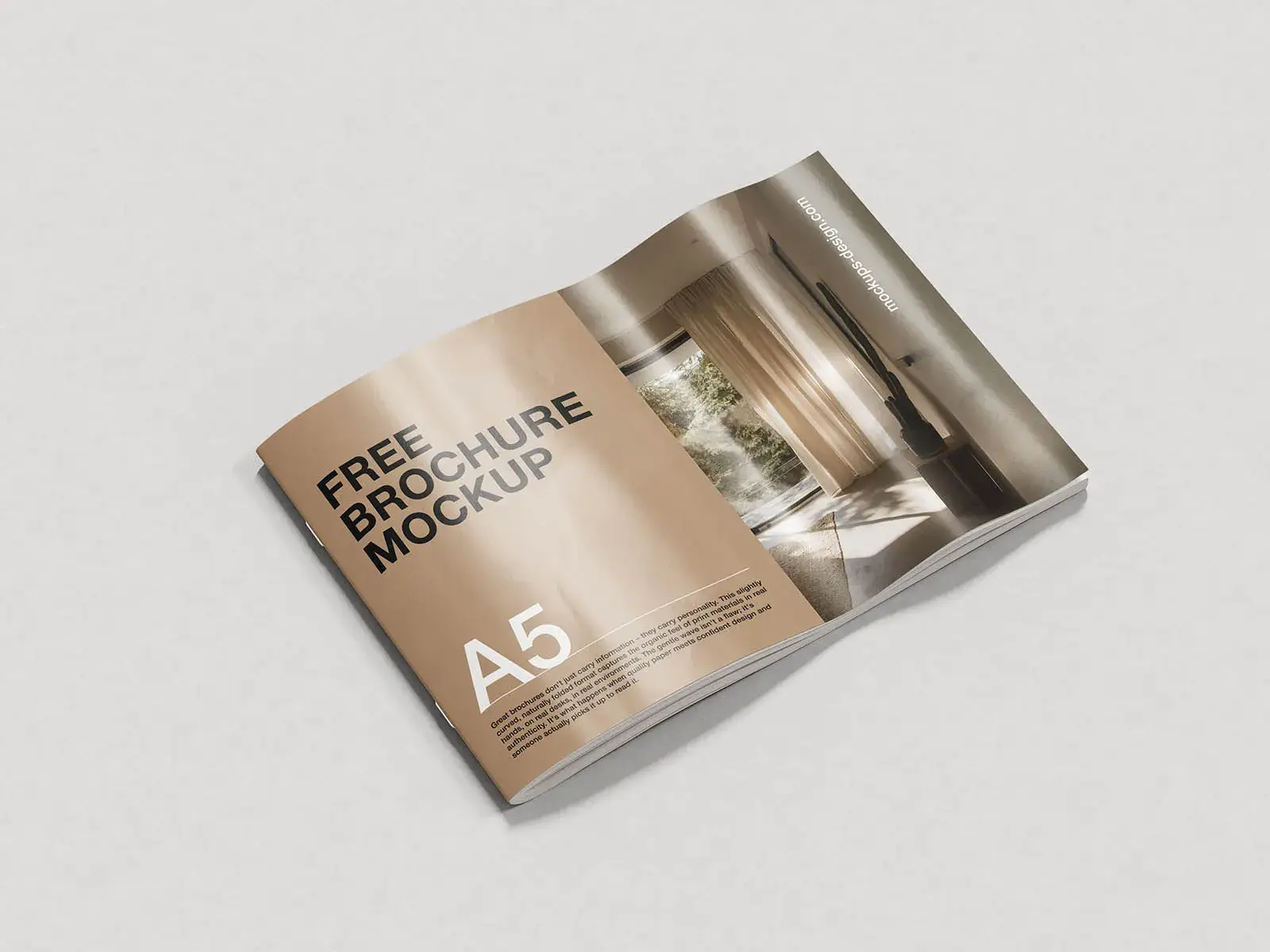 Brochure A5 aperta su sfondo chiaro