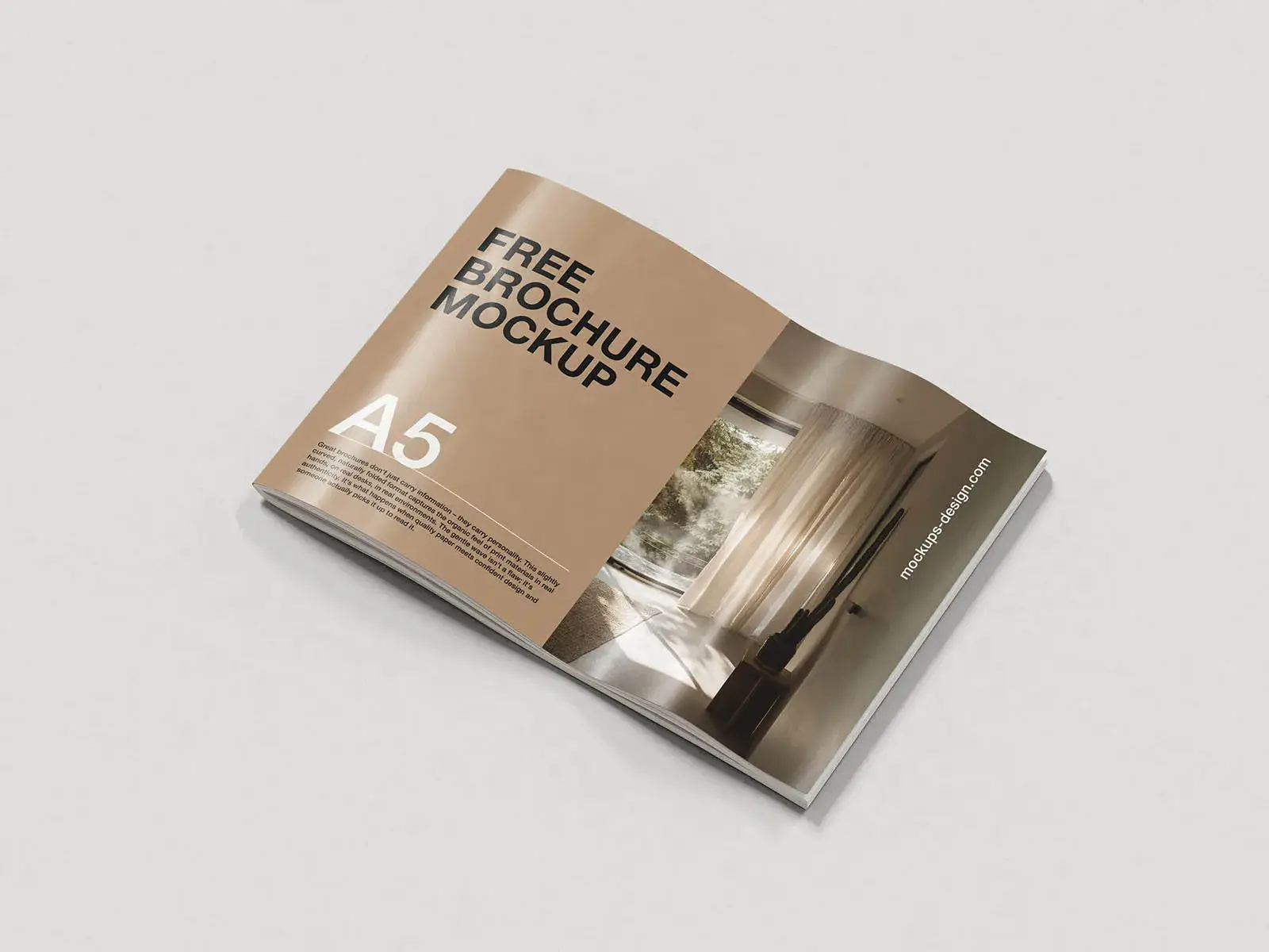 Brochure stampata aperta sul tavolo