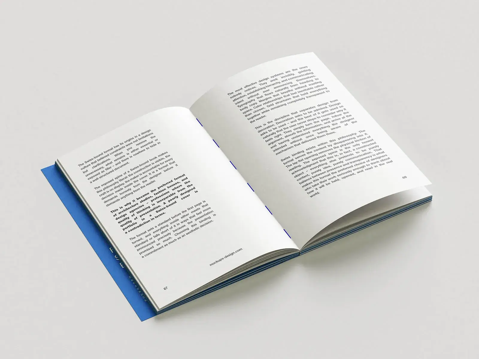 Catalogo rilegato tenuto in mano